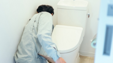 トイレ修理の様子