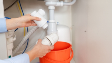 キッチンの排水管の交換作業の様子